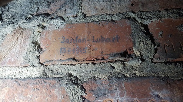 Zdjęcie profilowe - Inskrypcja zapisana na czerwonej cegle: „Jordan-Lubart 13.II.1945” Źródło: IPN