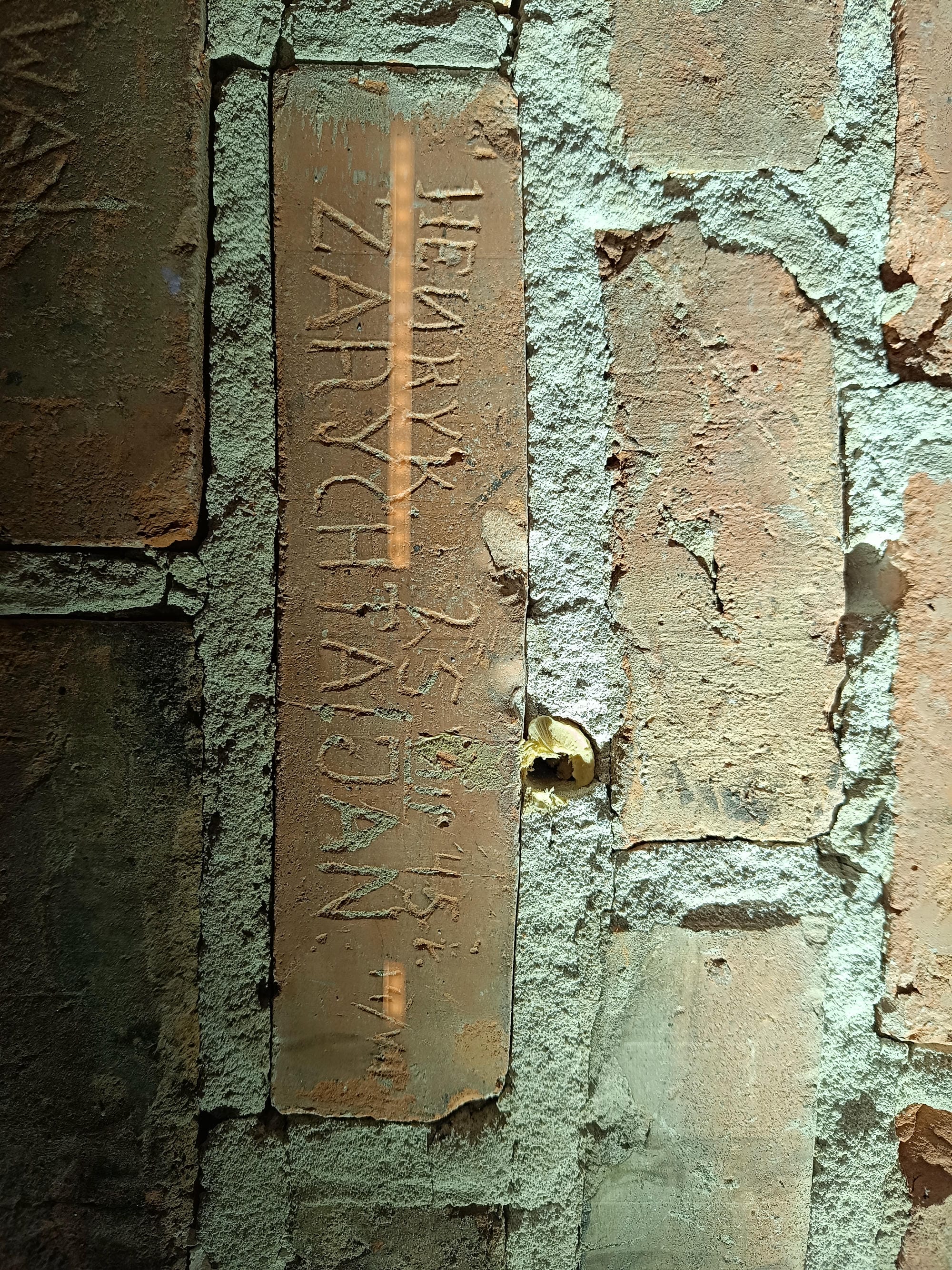 Zdjęcie profilowe - Inskrypcja wyryta na czerwonej cegle: „Henryk Zarychta. Jan. 25.VIII.45 r. 14/VII” Źródło: IPN