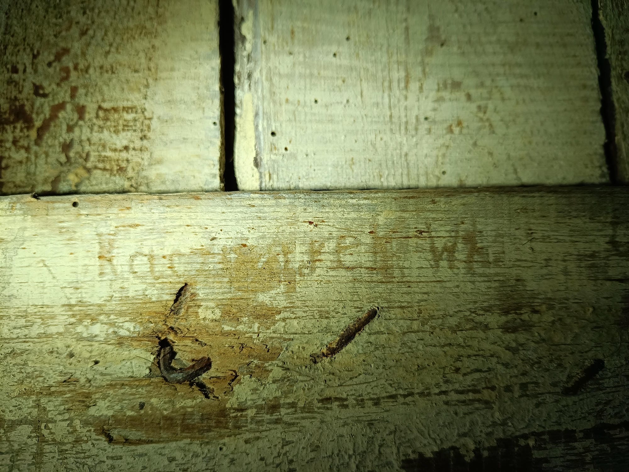 Zdjęcie profilowe - Inskrypcja wyryta na drewnianych drzwiach celi: „Kaczmarek Wł.” Źródło: IPN