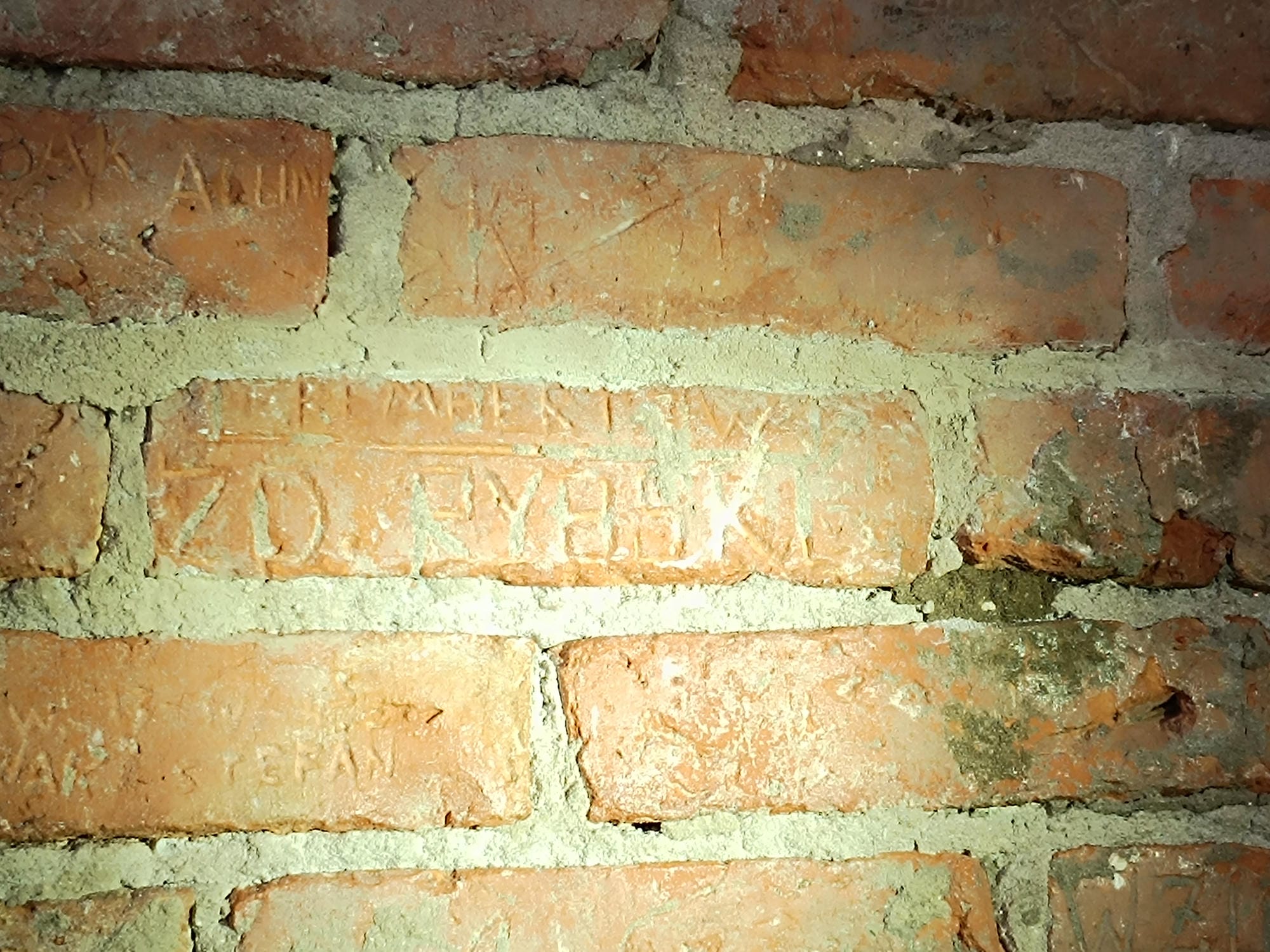 Zdjęcie profilowe - Inskrypcja wyryta na czerwonej cegle: „Zd. Rybski” Źródło: IPN