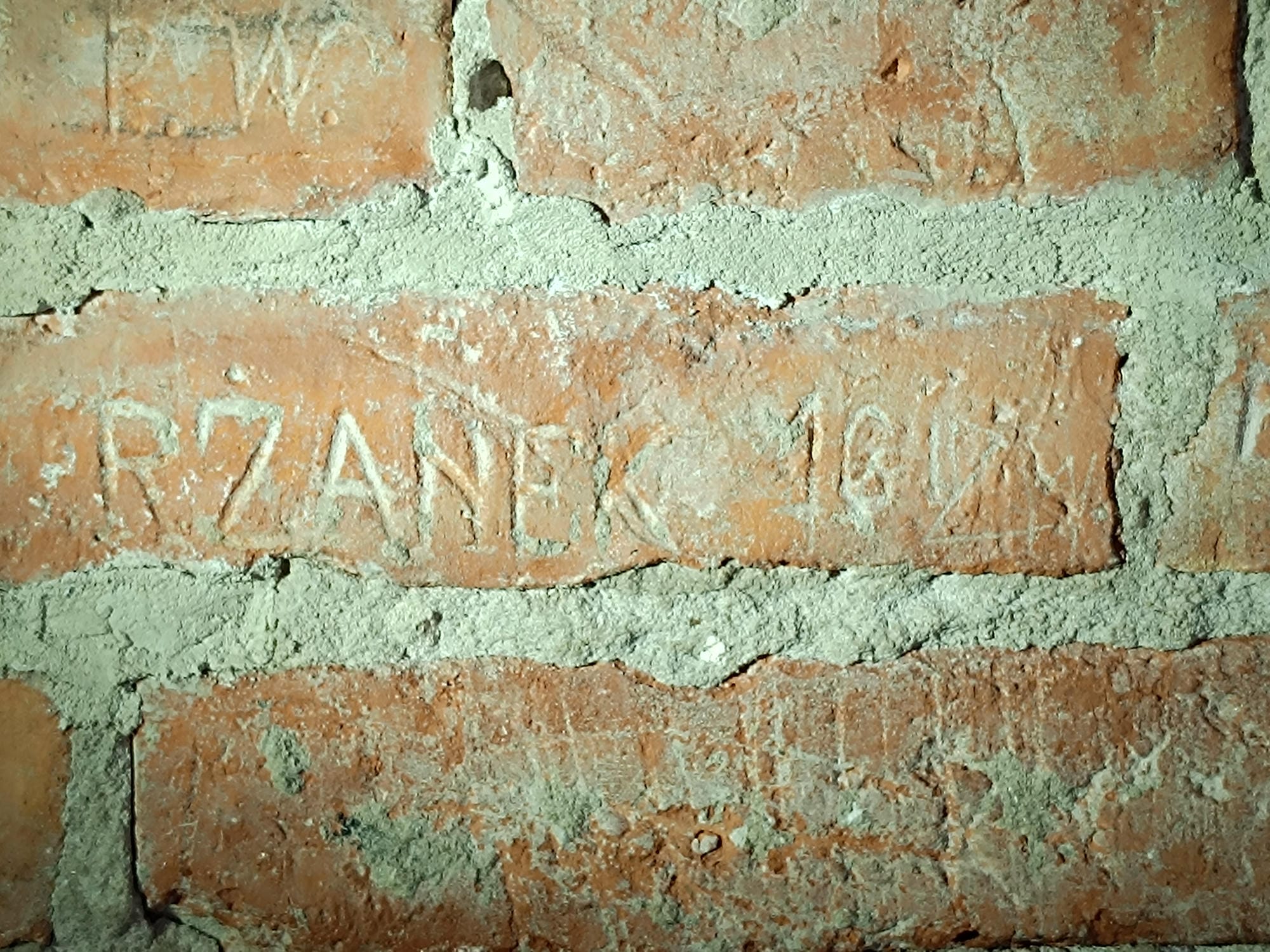 Zdjęcie profilowe - Inskrypcja wyryta na czerwonej cegle: „Rżanek” Źródło: IPN