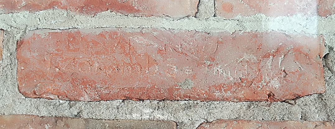 Zdjęcie profilowe - Inskrypcja wyryta na czerwonej cegle "F. Zaremba", Żródło: IPN
